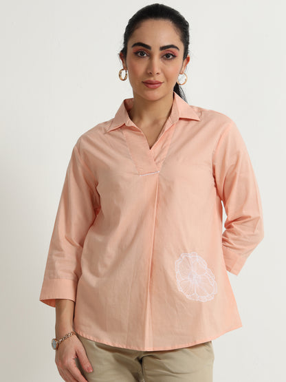 A Spanish Pink Top With a Floral Embroidery Mottiff