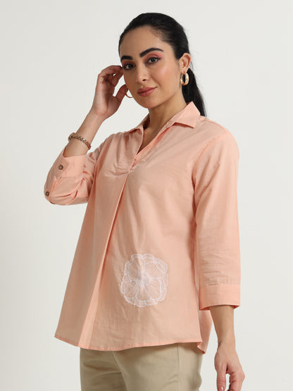 A Spanish Pink Top With a Floral Embroidery Mottiff