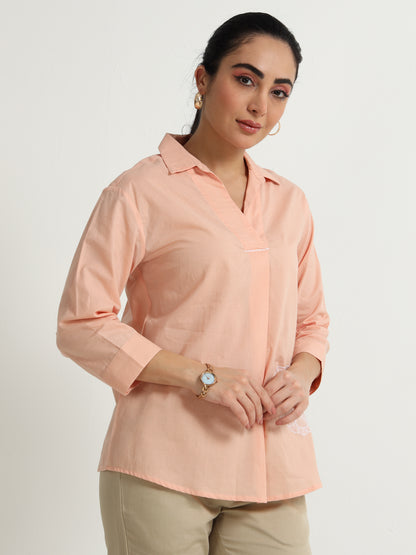 A Spanish Pink Top With a Floral Embroidery Mottiff