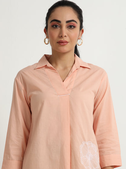 A Spanish Pink Top With a Floral Embroidery Mottiff