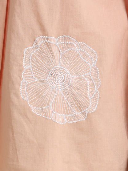 A Spanish Pink Top With a Floral Embroidery Mottiff