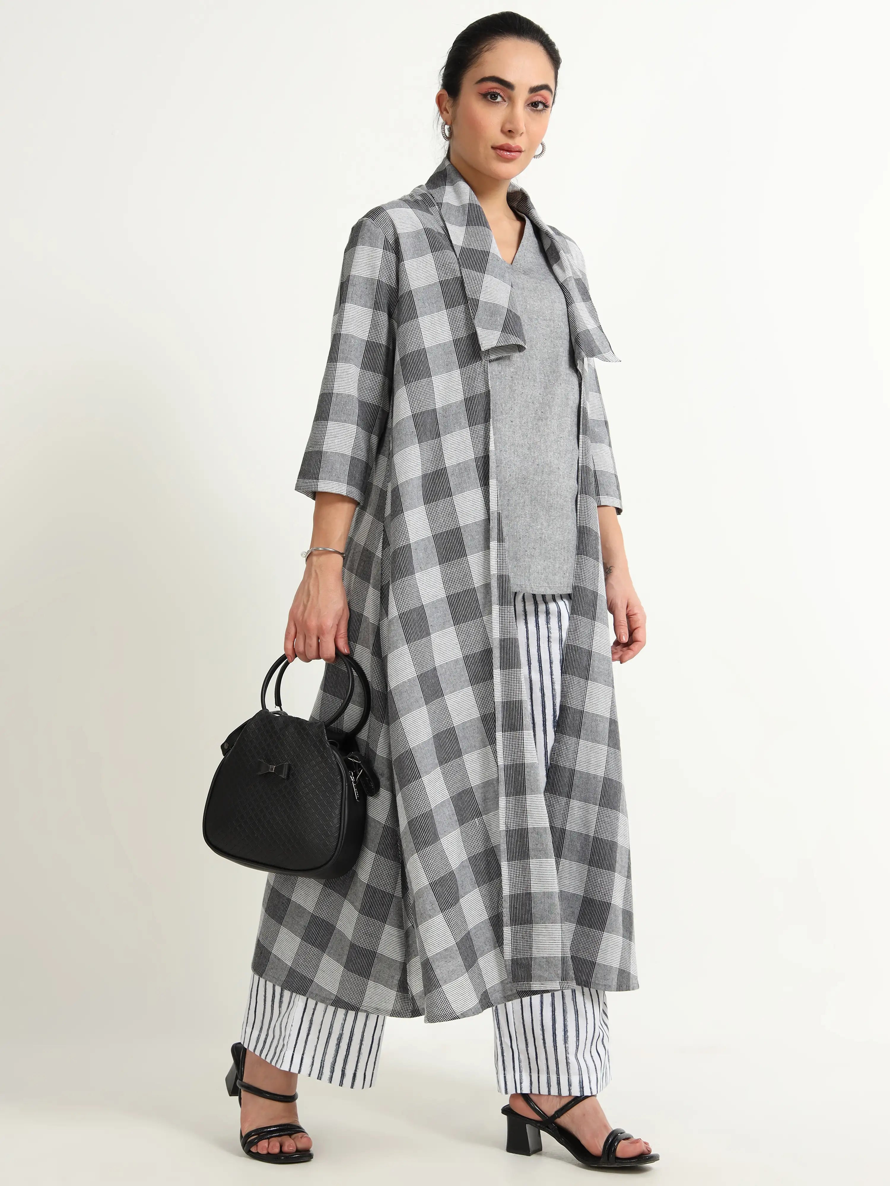 V Neck Straight Sleeveless Top - Reepeat