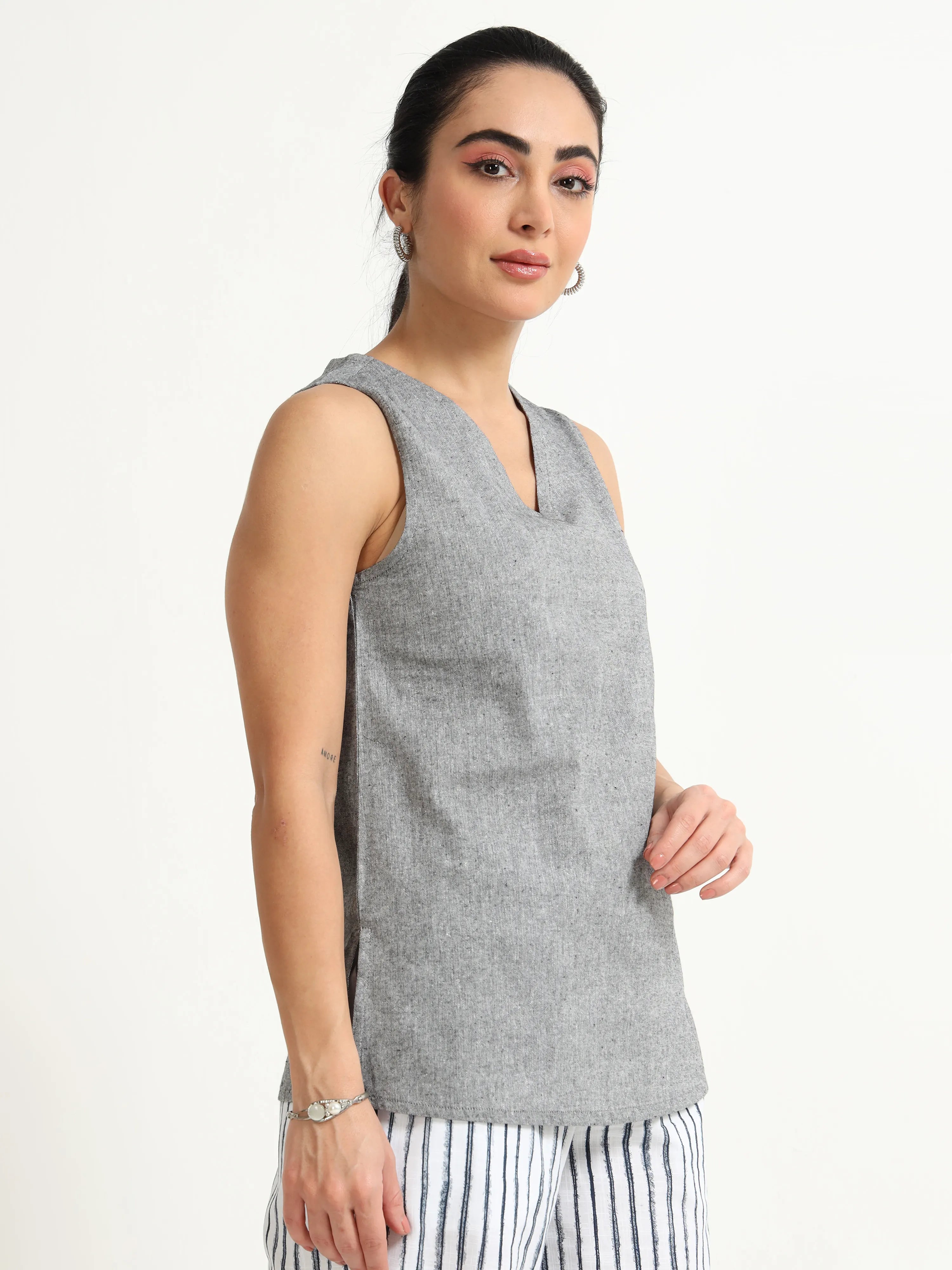 V Neck Straight Sleeveless Top - Reepeat